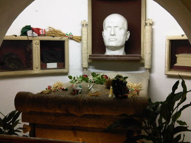 Tombeau de Benito Mussolini dans la crypte famililale dans le cimetière de Predappio