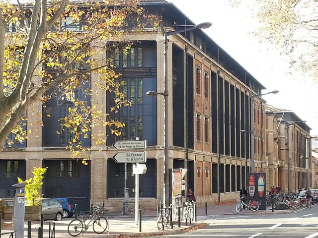La Toulouse School of Economics est hébergée dans l'ancienne Manufacture des tabacs.