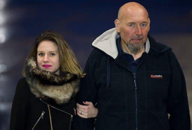 L'ex-otage français Serge Lazarevic, avec sa fille Diane, à son arrivée à l'aéroport de Villacoublay, le 10 décembre 2014.