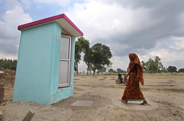 31 août 2014 - Une femme va aux toilettes à Katra, en Inde.
