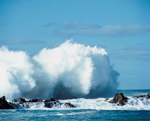 Vague contre les rochers