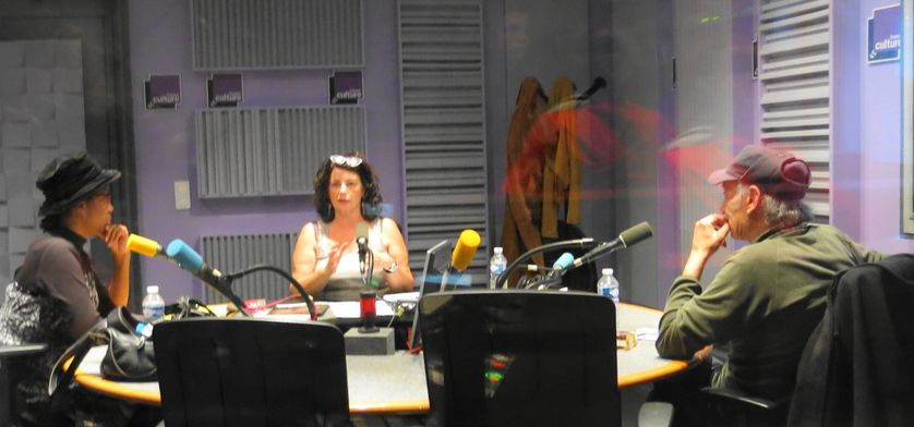 Vue de la cabine du studio 153, pendant l'émission ... Souria Adèle, Aline Pailler & Piotr Barsony (de gauche à droite )