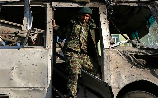 Un soldat afghan inspecte les environs de l'attentat à Kaboul