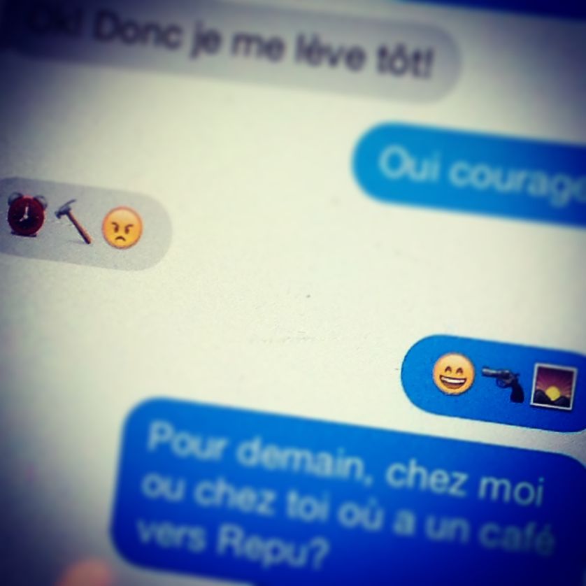 Pixel Emoji - Alexandra et son téléphone (2)