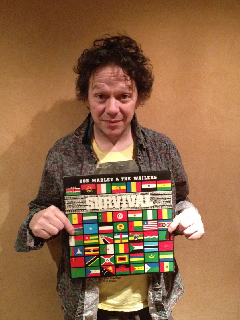 Jean Lamoot avec son vinyle de Bob Marley, Survival