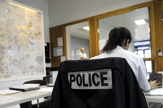 Une femme policière