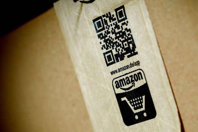 Un logo Amazon sur un carton