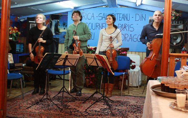 Le quatuor issu de l'Orchestre de chambre de Paris salue à l'issue du concert. (© Victor Tribot Laspière / France Musique)