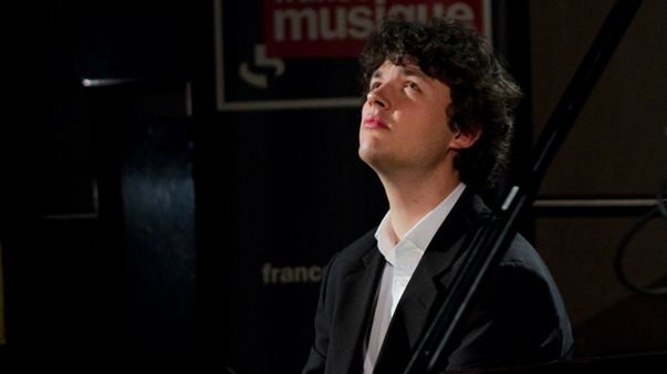 Le pianiste Rémi Geniet (©Guillaume Decalf / RF)