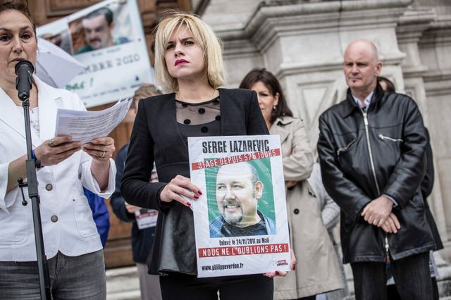 La fille de Serge Lazarevic lors d'un rassemblement pour sa libération