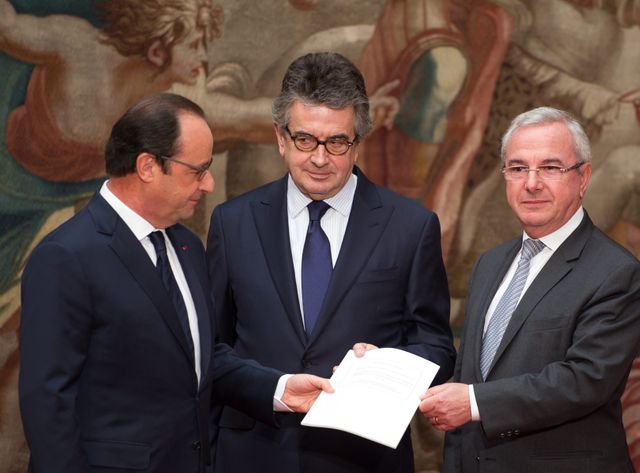 Alain Claeys et Jean Leonetti remettent leur rapport à François Hollande