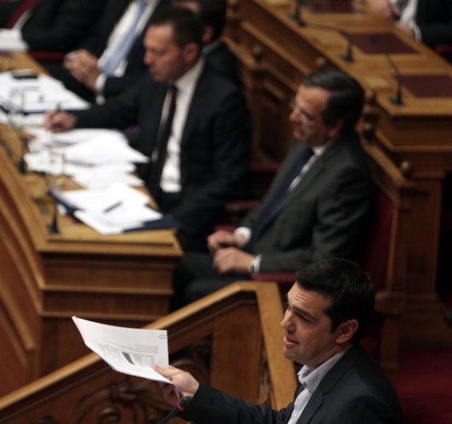 Alexis Tsipras au micro devant le Premier Ministre Antonis Samaras