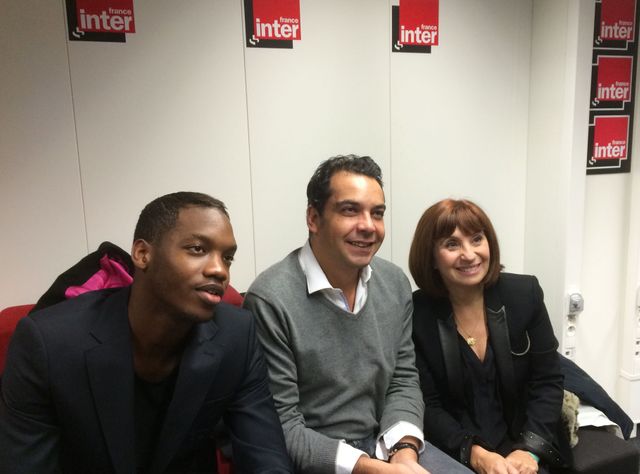 Patrick Cohen, aux côtés des acteurs du film Les Héritiers : Ariane Ascaride et Ahmed Dramé