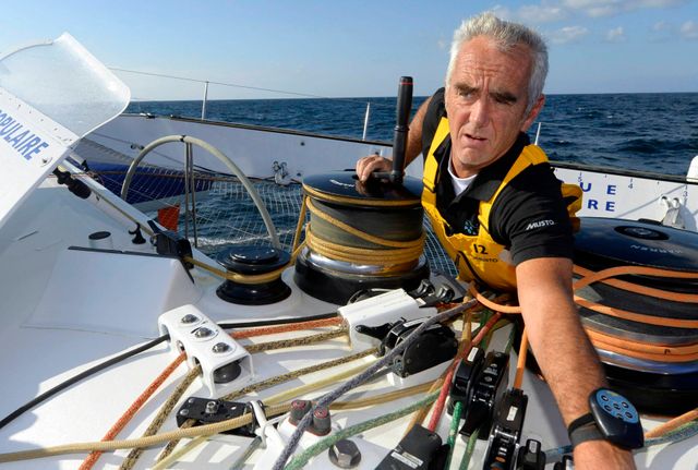 Préparation de Loïck Peyron, prêt à attaquer la Route du rhum sur le trimaran Maxi Solo Banque Populaire VII, le 2 novembre 2014