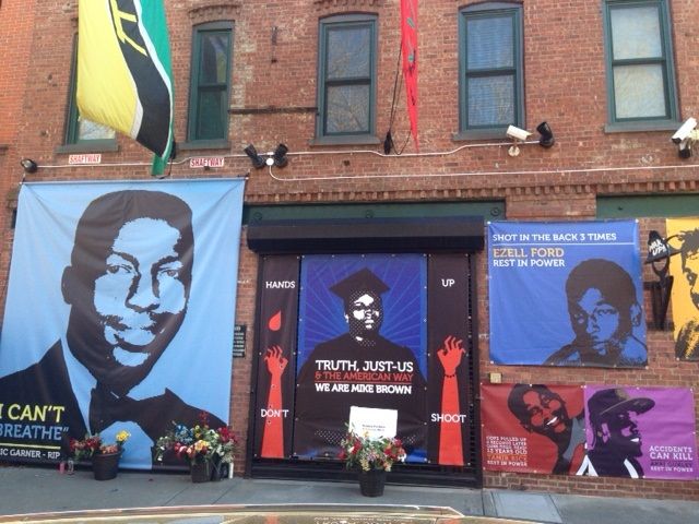 Sur les facades des locaux du réalisateur Spike lee à New-York