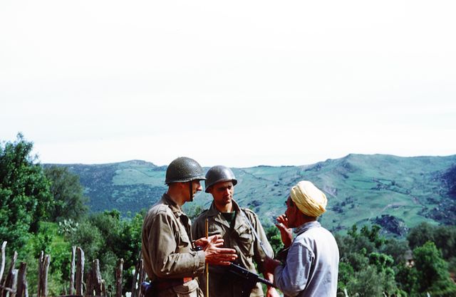 Le capitaine Escaffit conversant avec un habitant d’une mechta proche du poste d’El-Draden sur la commune de Cavallo en avril 59