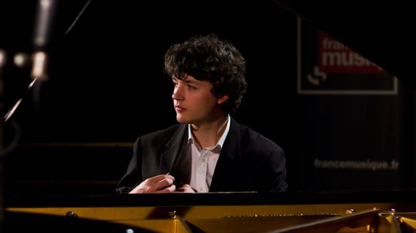 Rémi Geniet au piano (©Guillaume Decalf / RF)