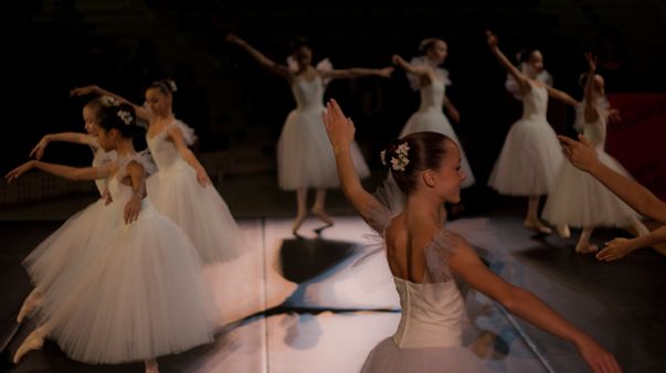 Elèves de l'école de danse de l'Opéra national de Paris (©Guillaume Decalf / RF)