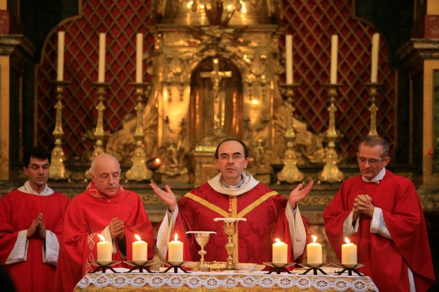 Mgr Barbarin célebrant un messe à Paris