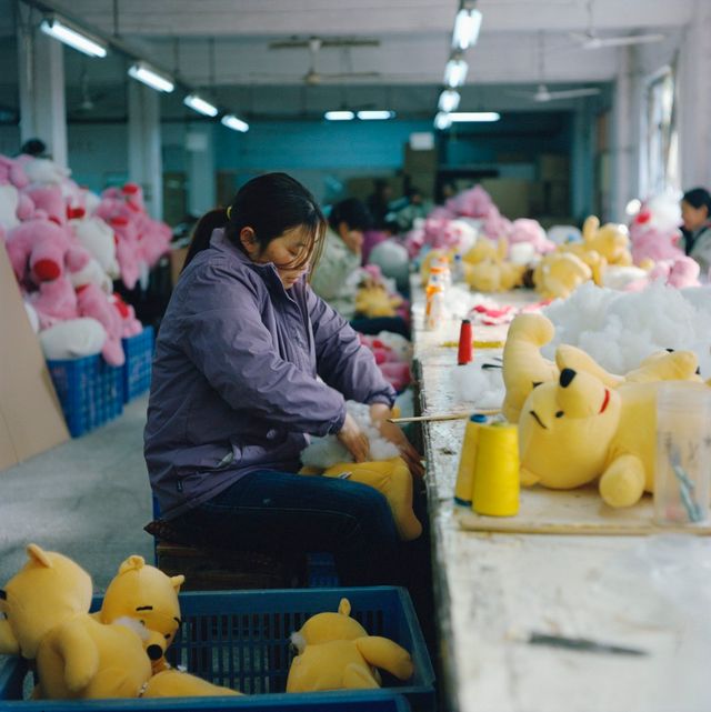 Jeune femme travaillant dans une usine de jouets Disney, à Shanghaï (Chine)