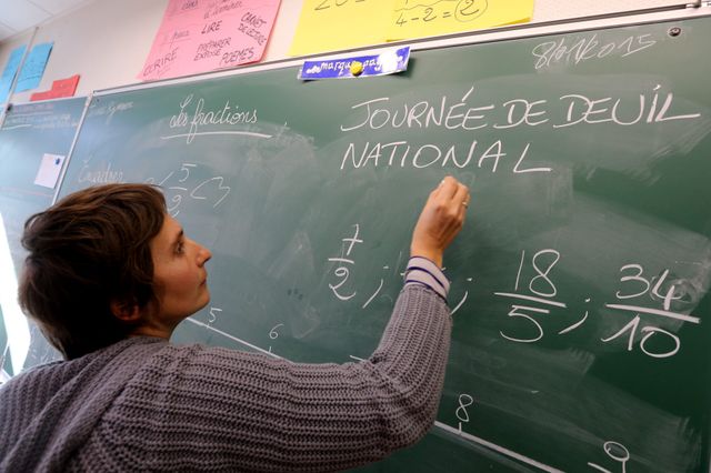 Grenoble, 8/01/2015. Journée de deuil national, école Elysée Chatin. Minute de silence et discussion entre élèves et enseignants