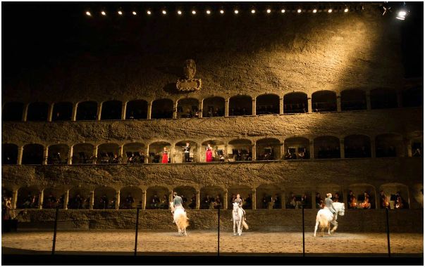 Dans le cadre extraordinaire du Manège des Rochers (Felsenreitschule), à Salzbourg - un spectacle réunissait musiciens, chanteurs et chevaux autour du "Davide Penintente" de Mozart...