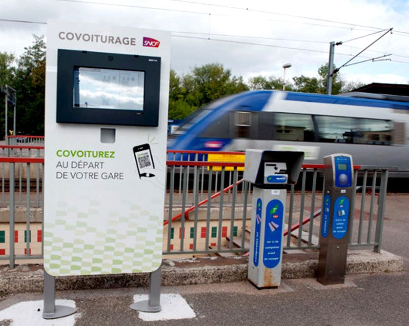 Ecran de covoiturage iDVROOM en gare de Houdan, dans les Yvelines