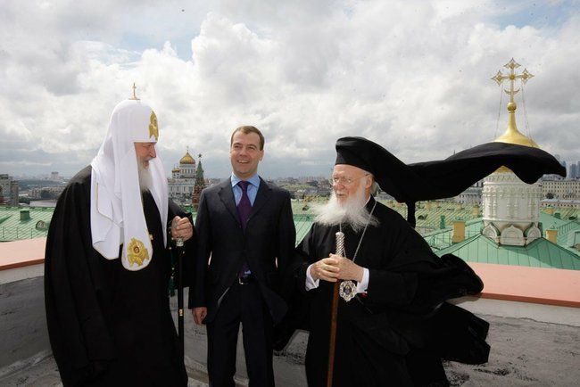 De g à d: Le patriarche Kirill de Moscou, D.Medvedev, &le patriarche Bartholomée de Constantinople en visite en Russie; Mai 2010