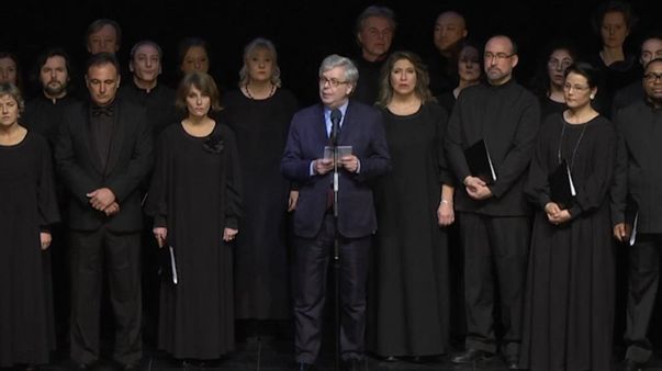 Stéphane Lissner et le choeur de l'Opéra national de Paris, lors de l'hommage rendu aux victimes des attentats de Paris.