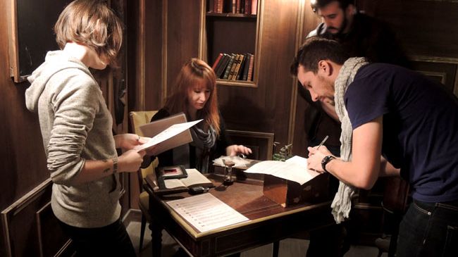 Marion, Laurène, Emmanuel et Guillaume tentent de résoudre une énigme.