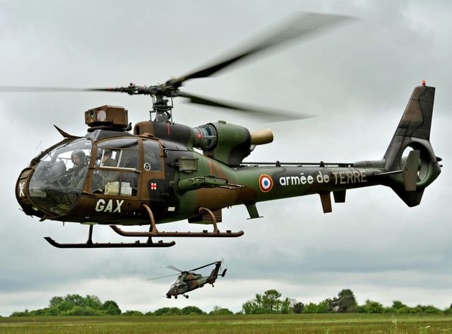 Des hélicoptères de combat Gazelle en démonstration.