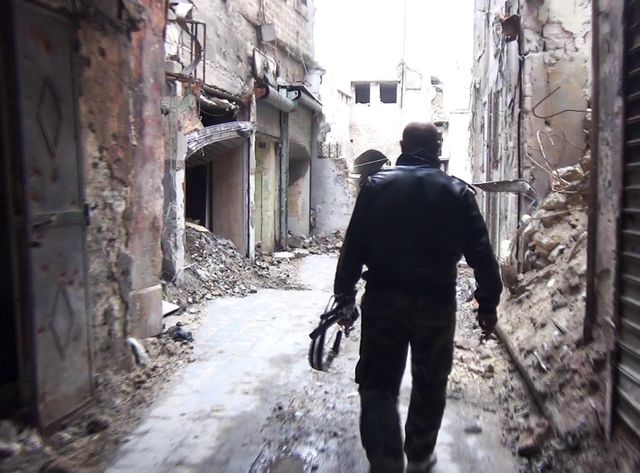 Dans Alep, derrière un soldat du régime