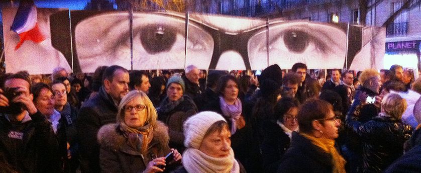 Les lunettes et le regard de Charb dans le cortège parisien du 11 janvier 2015