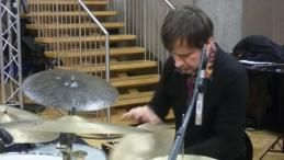 Edward Perraud à la batterie au studio 107 par S Noël
