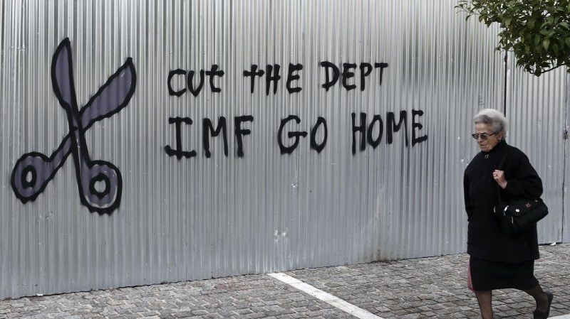 "Réduisez la dette. Dehors le FMI!". Slogan à Athènes.