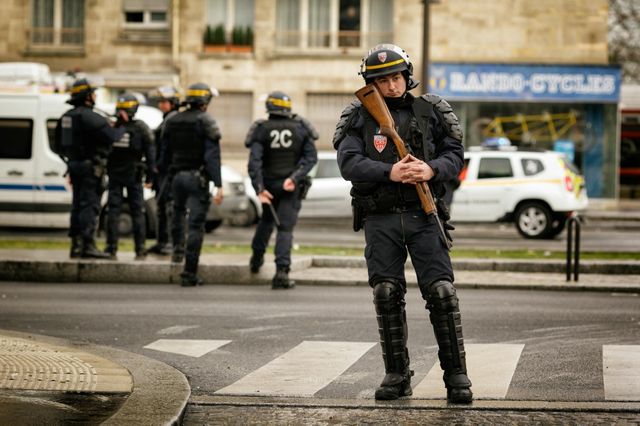 Les forces spéciales antiterroristes prennent place près de l'Hypercasher, le 9 janvier 2015, à la porte de Vincennes.