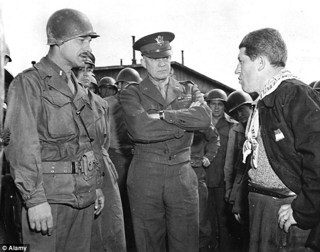 Eisenhower en visite dans les camps