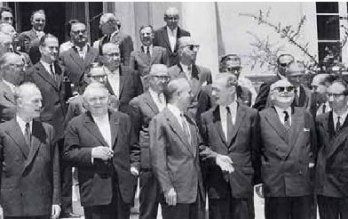 Dirigeants grecs et européens après la signature de l'accord d'association de la Grèce et de la CEE en 1961