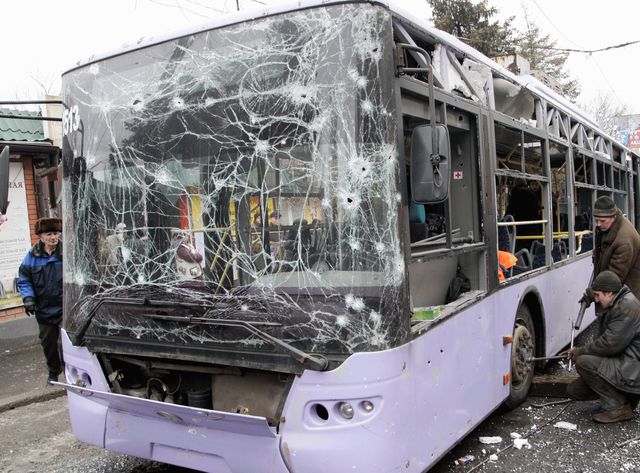 Ukraine: un trolleybus touché par un obus