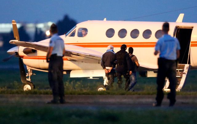 Un djihadiste présumé escorté par la police française dans un avion en partance pour Paris. Montpellier, France, 24 sept. 2014