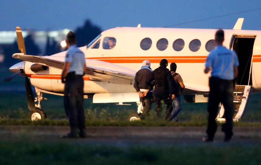 Un djihadiste présumé escorté par la police française dans un avion en partance pour Paris. Montpellier, France, 24 sept. 2014