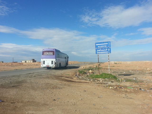 Un bus part de Raqqa pour Alep.