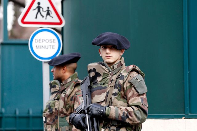 Des soldats du 4e Régiment de Chasseur-alpins de Gap assurent la sécurité devant une école juive du 8e arrdt de Marseille