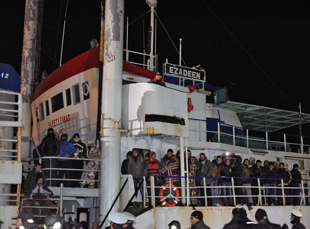 Le cargo Ezadeen, à son arrivée à Corigliano, au sud de l'Italie.