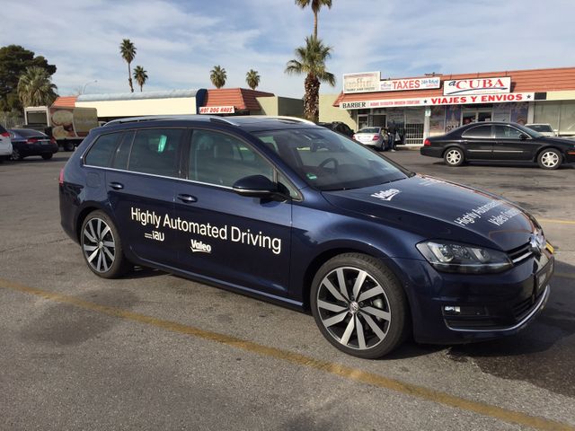 Cette voiture autonome accélère, décélère et freine toute seule.