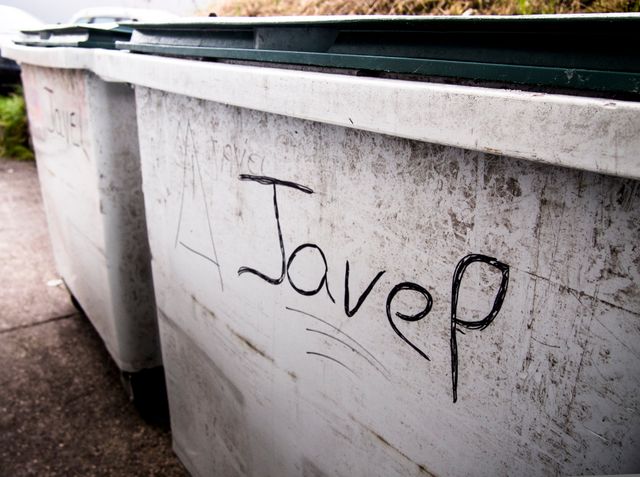 Certains supermarchés arronsent leurs invendus de javel