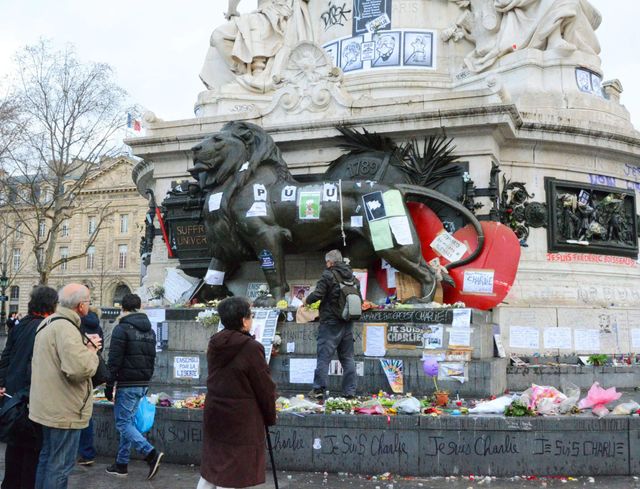 Place de la République à Paris, en hommage aux victimes de Charlie Hebdo, Montrouge et Vincennes.