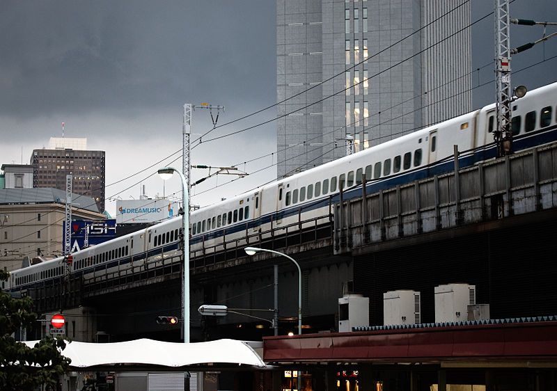 Un train à grande vitesse en plein Tokyo, Japon, 2008