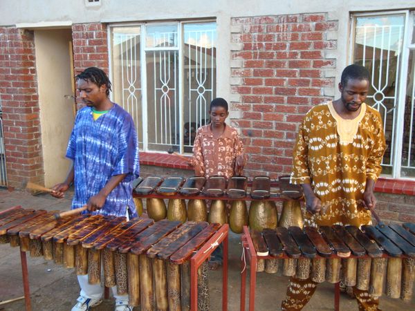 Ensemble contemporain de xylophones marimba, Prince (à gauche), Fidelis Mherembi (à droite) et son fils Shingi (derrière) - Crédit photo : Vincent Hickman