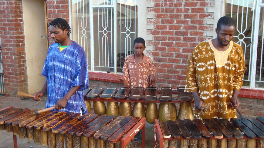 Ensemble contemporain de xylophones marimba, Prince (à gauche), Fidelis Mherembi (à droite) et son fils Shingi (derrière) - Crédit photo : Vincent Hickman